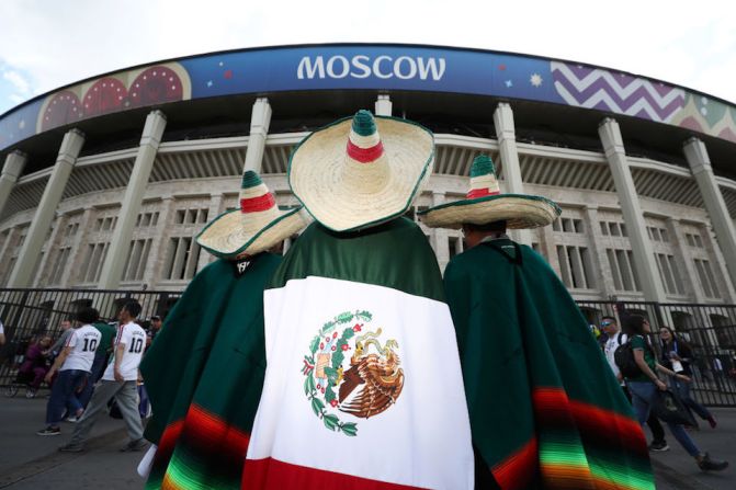 Los fanáticos mexicanos llegaron en multitud al estadio en Moscú.