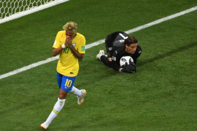 La estrella de Brasil, Neymar, no pudo brillar en el partido.