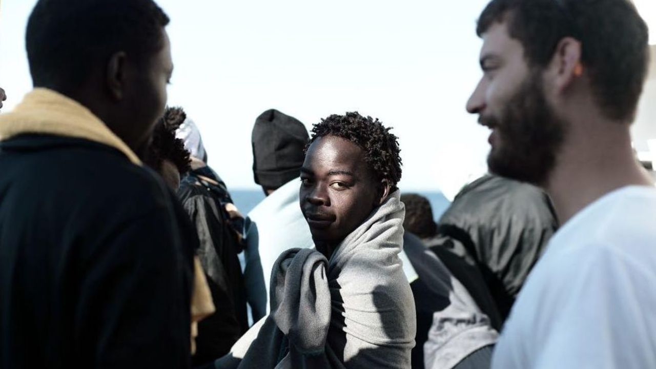 CNNE 534727 - cientos de migrantes africanos llegan a las costas de espana