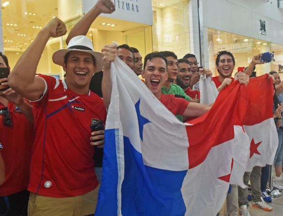 Fanáticos de Panamá alientan a su equipo que por primera vez en su historia llega a un Mundial.