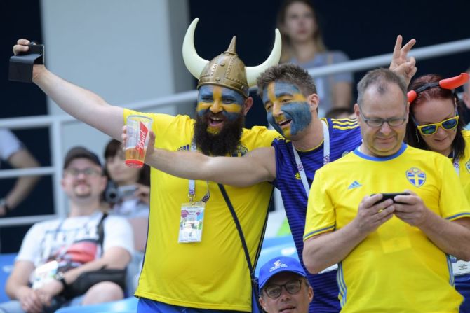 Hinchas de Suecia animan a su equipo desde la tribuna en el estadio de Sochi.