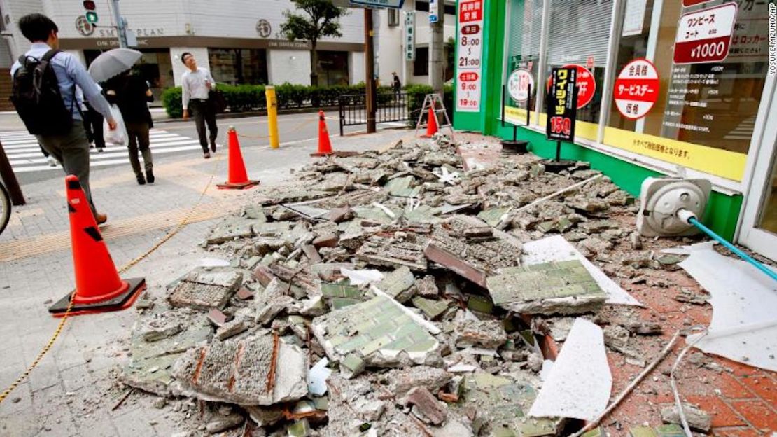 Escombros en una calle de Osaka.