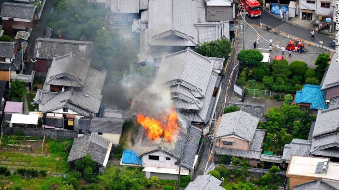 Una casa en Takatsuki, Japón, se incendió tras el terremoto.