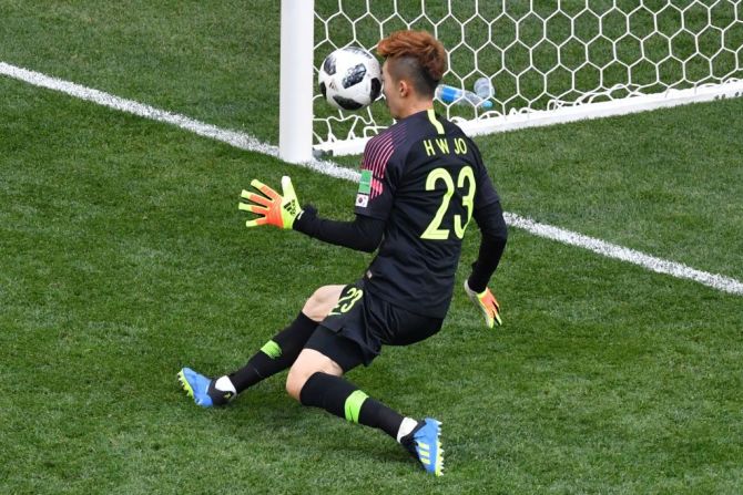 El arquero de Corea del Sur Cho Hyun ataja un tiro al arco durante el partido con Suecia. El primer tiempo del encuentro terminó 0 -0.