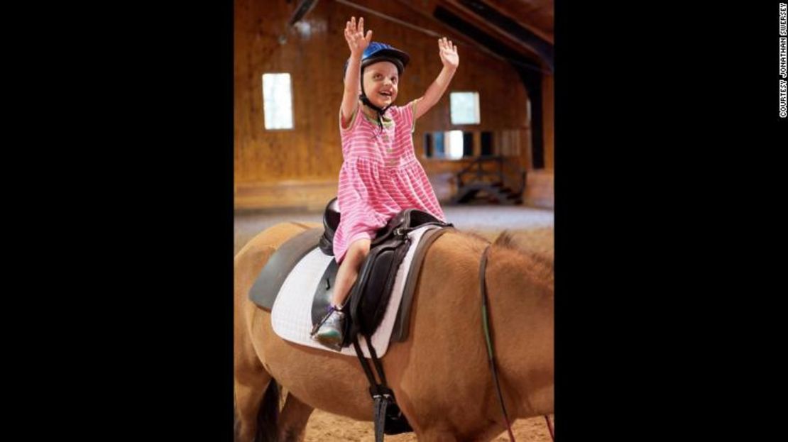 Belle Swersey, de siete años, en su primer día de clases de equitación en Friends for Tomorrow, en Lincoln, Massachusetts (Estados Unidos).