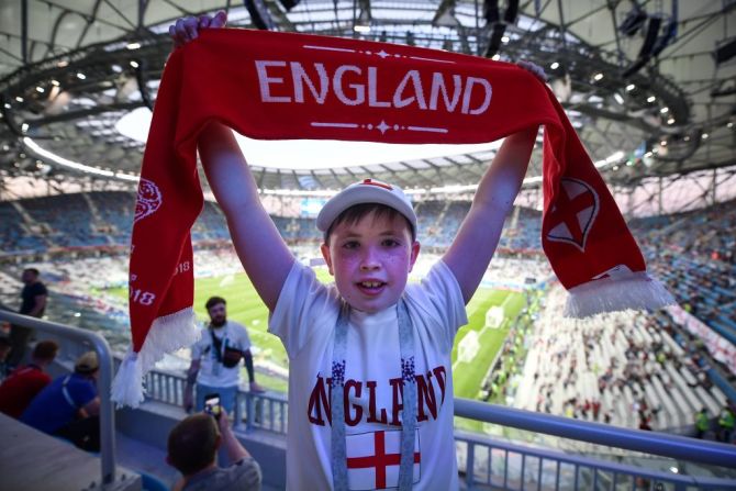 Fanático de Inglaterra apoya a su equipo en los minutos previos al encuentro contra Túnez.