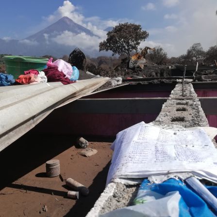 En los techos de las casas de esta localidad aparecen toneladas de material piroclástico, ropa esparcida por el espacio, árboles casi carbonizados…