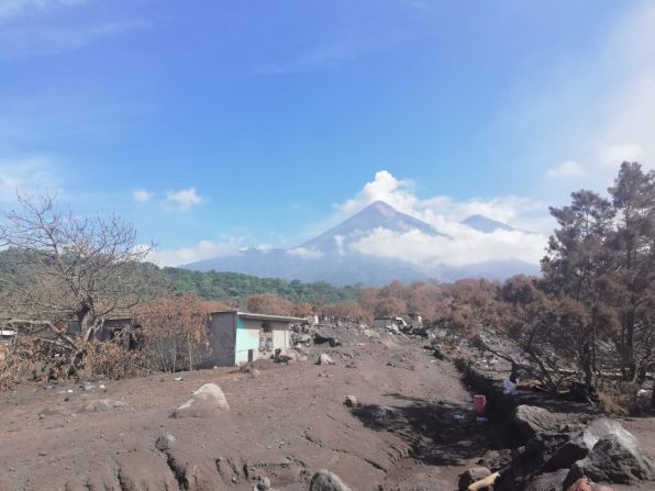 ... y de fondo, el volcán activo mientras decenas de familias buscan a sus desaparecidos.