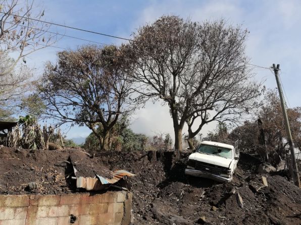 Uno de los sobrevivientes de la tragedia, dice que bajo el lodo hay vehículos, motocicletas, abarroterías, tortillerias, iglesias y sus dos nietas de 5 y 14 años, quienes no lograron salir, y según dice, se encuentran donde ahora está el paso de los flujos del volcán.