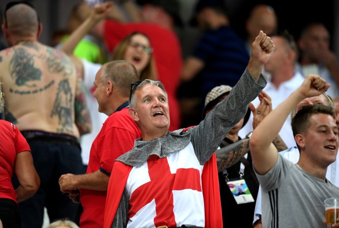 Un "caballero" inglés en los momentos previos al partido entre Inglaterra y Túnez.