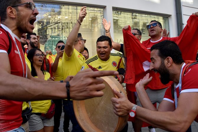 Fanáticos de Túnez y Colombia celebran juntos frente al Kremlin, en Moscú.