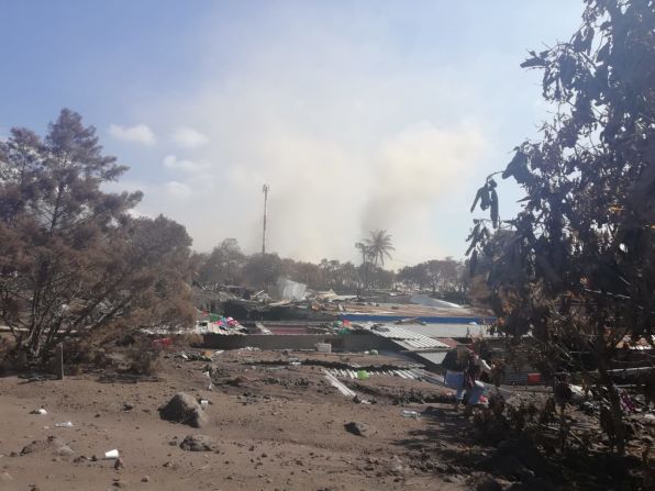 El callejón principal de San Miguel Los Lotes quedó cubierto de ceniza y piedras de hasta 3 metros. Además la vegetación está muerta, y un grupo de expertos de EE.UU. llegó a evaluar los componentes tóxicos que quedaron en la zona.