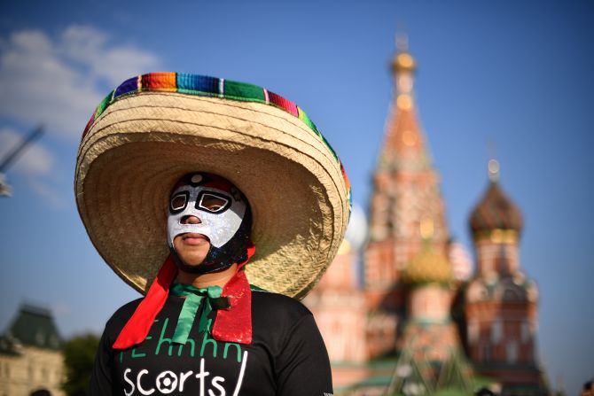 Fanático mexicano en la Plaza Roja de Moscú.