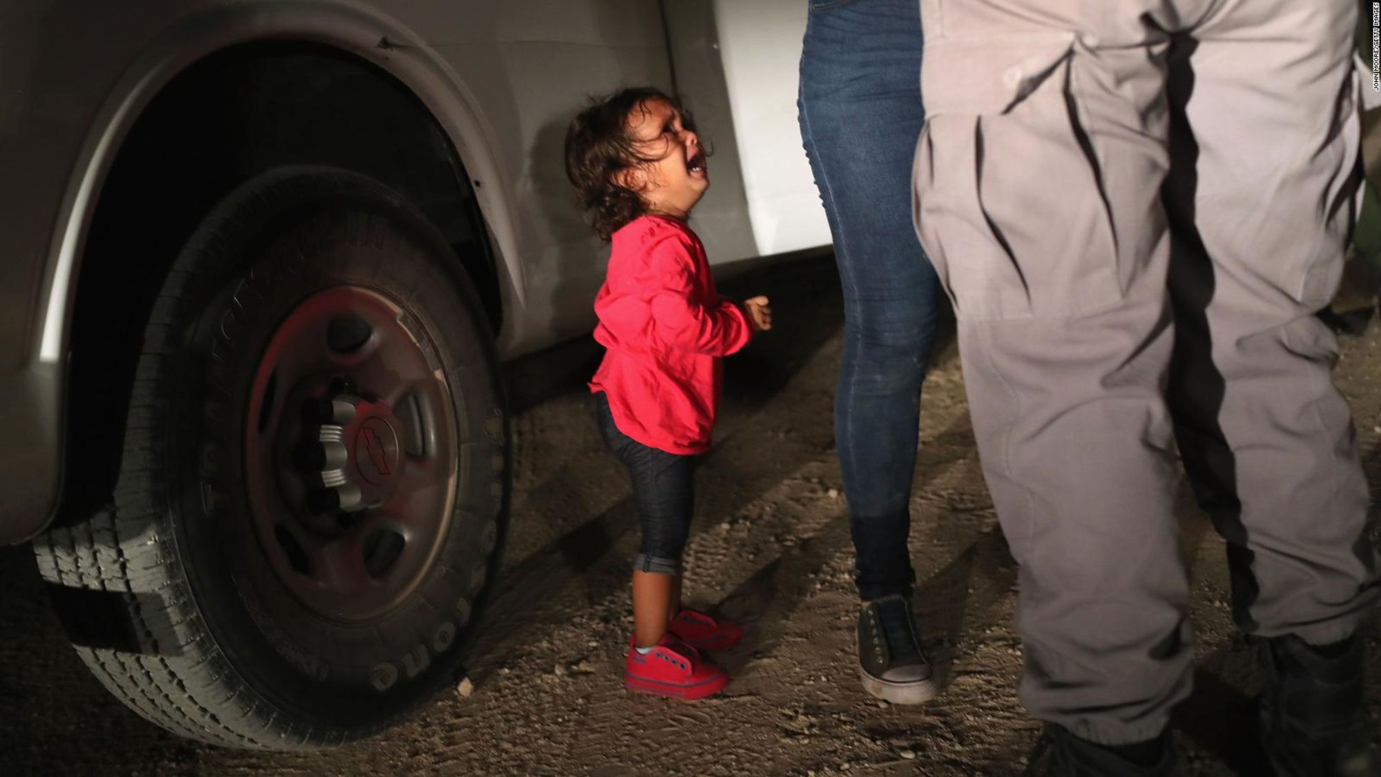 CNNE 535044 - nina de dos anos llora cuando agentes de inmigracion detienen a su madre al cruzar a estados unidos- (credito- john moore-getty images)