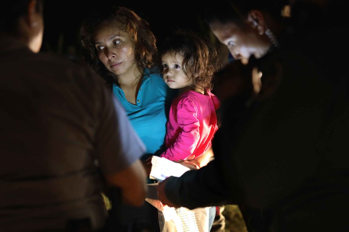 La niña hondureña y su madre son llevadas bajo custodia.