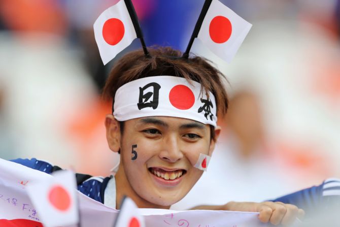 Un hincha de Japón posa para una foto desde la tribuna horas antes del partido entre Japón y Colombia.