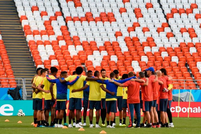 El equipo de Colombia se abraza tras un calentamiento en el estadio antes de su partido inaugural.