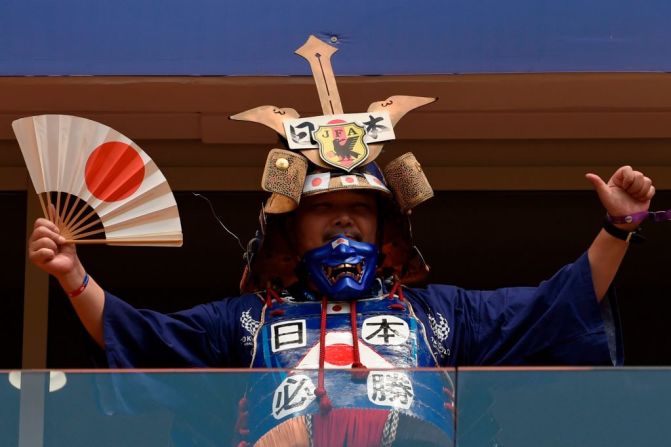 Un hincha japonés vestido como samurái disfruta del ambiente antes del partido.