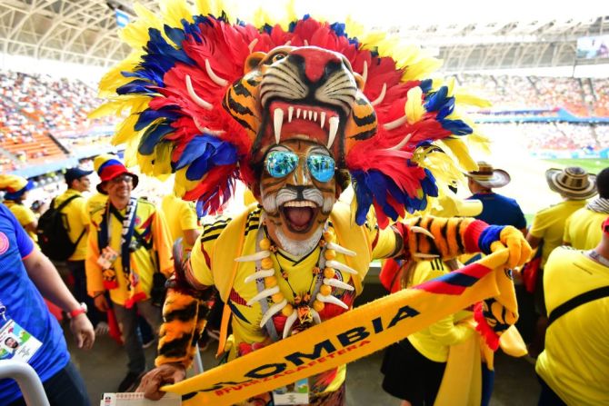 Los fanáticos animan a Colombia y Japón desde la tribuna con coloridos atuendos.