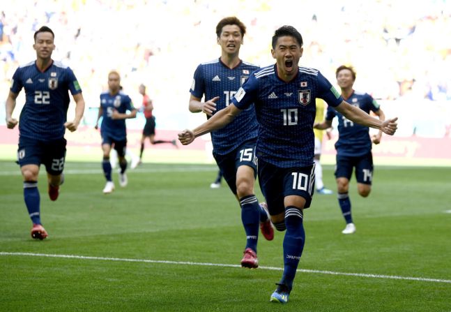 Shinji Kagawa celebra tras anotar un gol de penal frente a Colombia.