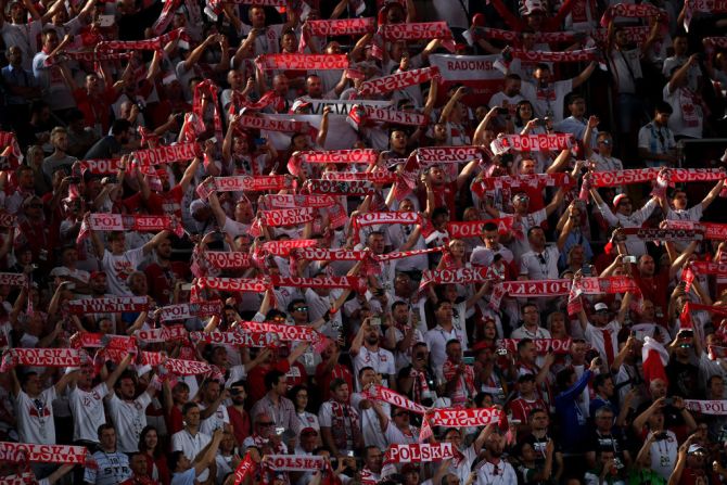 Hinchas de Polonia alientan a su equipo antes del segundo partido de este martes en Rusia: Polonia vs. Senegal.