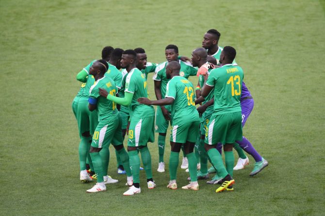 Los jugadores de Senegal se abrazan antes del partido.