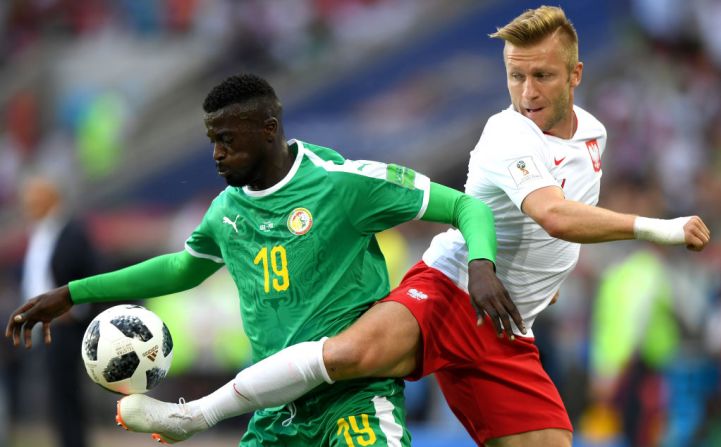 Senegal le ganó 2-1 a Polonia. Mbaye Niang y Jakub Blaszczykowski de Polonia luchan por un balón en la primera parte de su partido en Moscú.