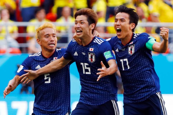 El delantero de Japón Yuya Osako (centro) celebra con el defensor Yuto Nagatomo (izq.) y el centrocampista Makoto Hasebe tras anotar un gol durante el partido del Grupo H de la Copa Mundial Rusia 2018 entre Colombia y Japón en el Mordovia Arena en Saransk el 19 de junio de 2018. Crédito: Jack GUEZ / AFP