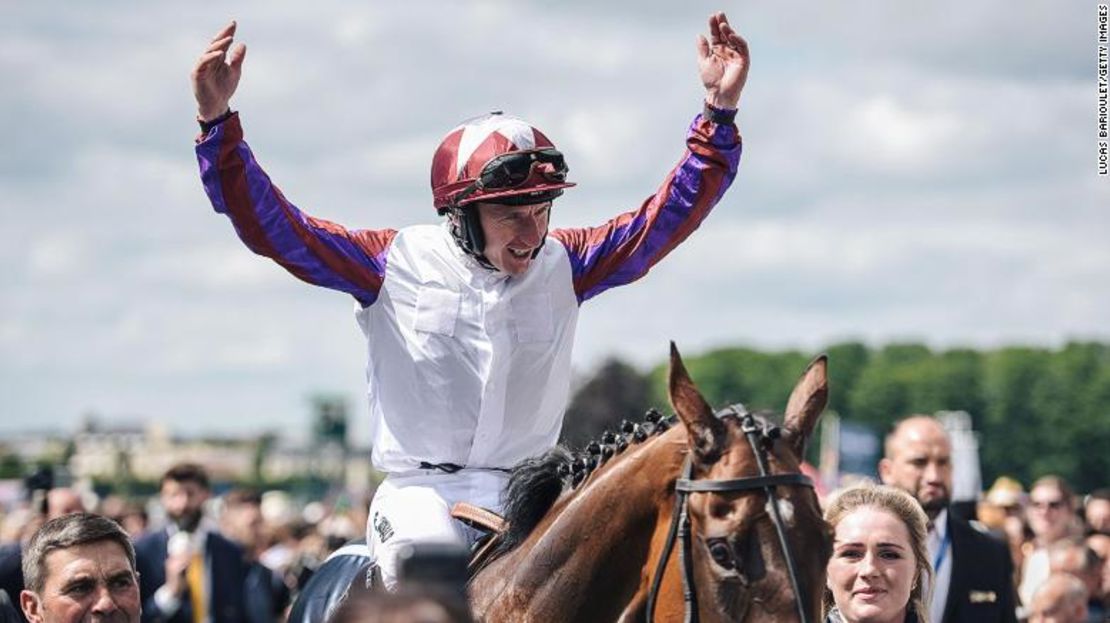 PJ McDonald, el jinete británico de Laurens, celebra tras ganar el Premio de Diane en Chantilly.