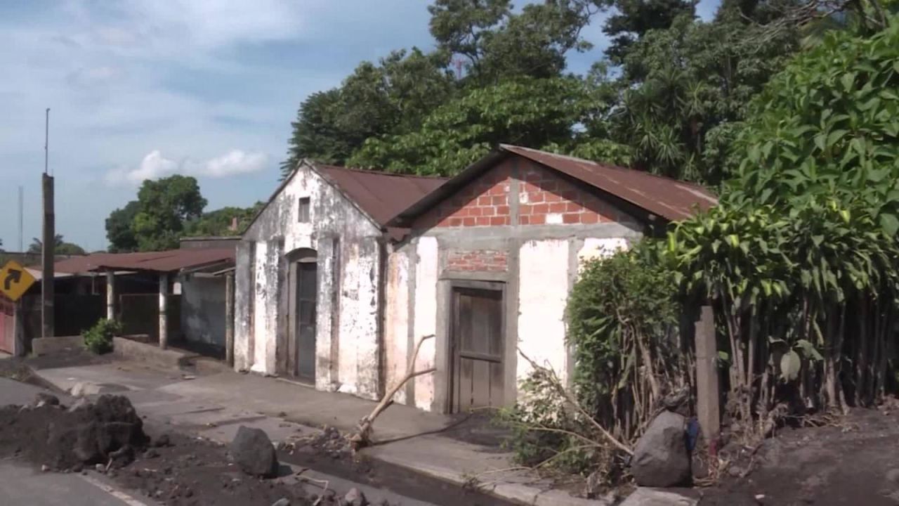 CNNE 535645 - vivir junto al volcan de fuego ante la falta de vivienda