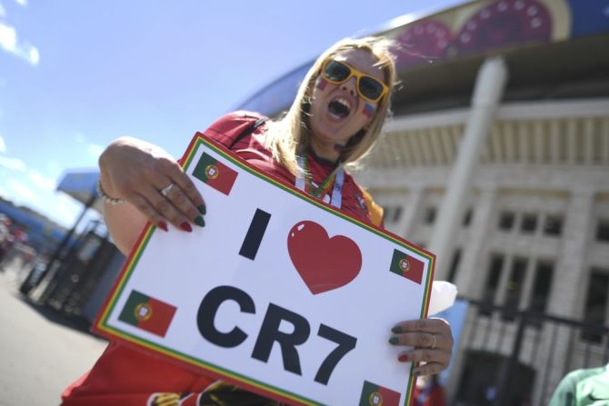 Una hincha de Portugal sostiene un cartel con el mensaje: Amo a CR7. Tras anotar un hat-trick frente a España en su debut en el Mundial, Cristiano Ronaldo, estrella de Portugal, buscará más goles frente a Marruecos.