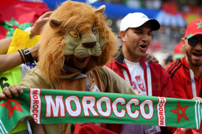 Un hincha vestido como león anima a Marruecos desde la tribuna. A la selección de Marruecos se le llama los Leones del Atlas.