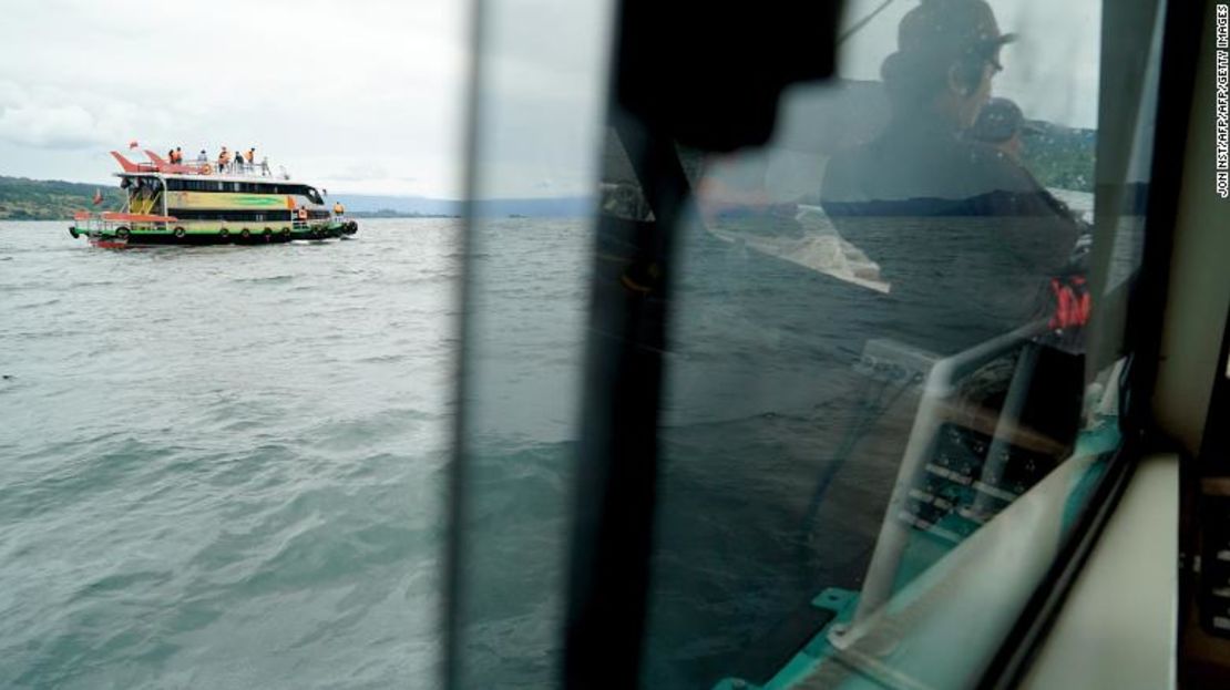 Los equipos de rescate buscan víctimas en el puerto de ferrys del lago Toba, en la provincia de Sumatra del Norte de Indonesia.