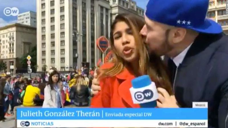 Periodista colombiana que cubre el mundial fue sexualmente agredida en una transmisión en vivo | cnn