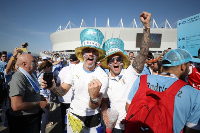 Hinchas de Uruguay animan a su equipo antes de entrar al estadio.