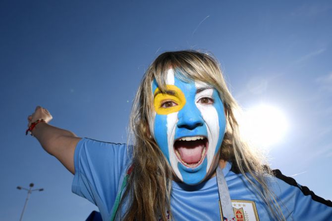 Una hincha de Uruguay anima a su equipo a las afueras del estadio. Uruguay irá por su segunda victoria en Rusia 2018.