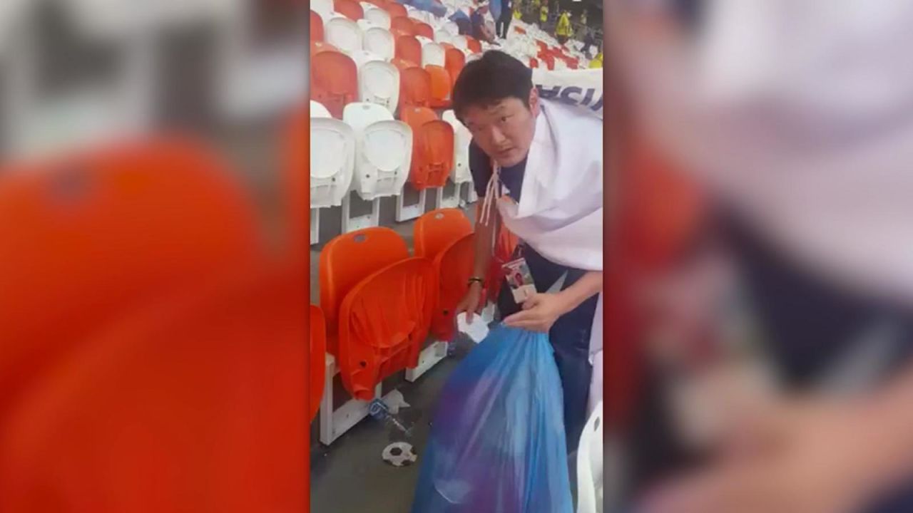 CNNE 535752 - aficionados limpian el estadio en rusia tras partido