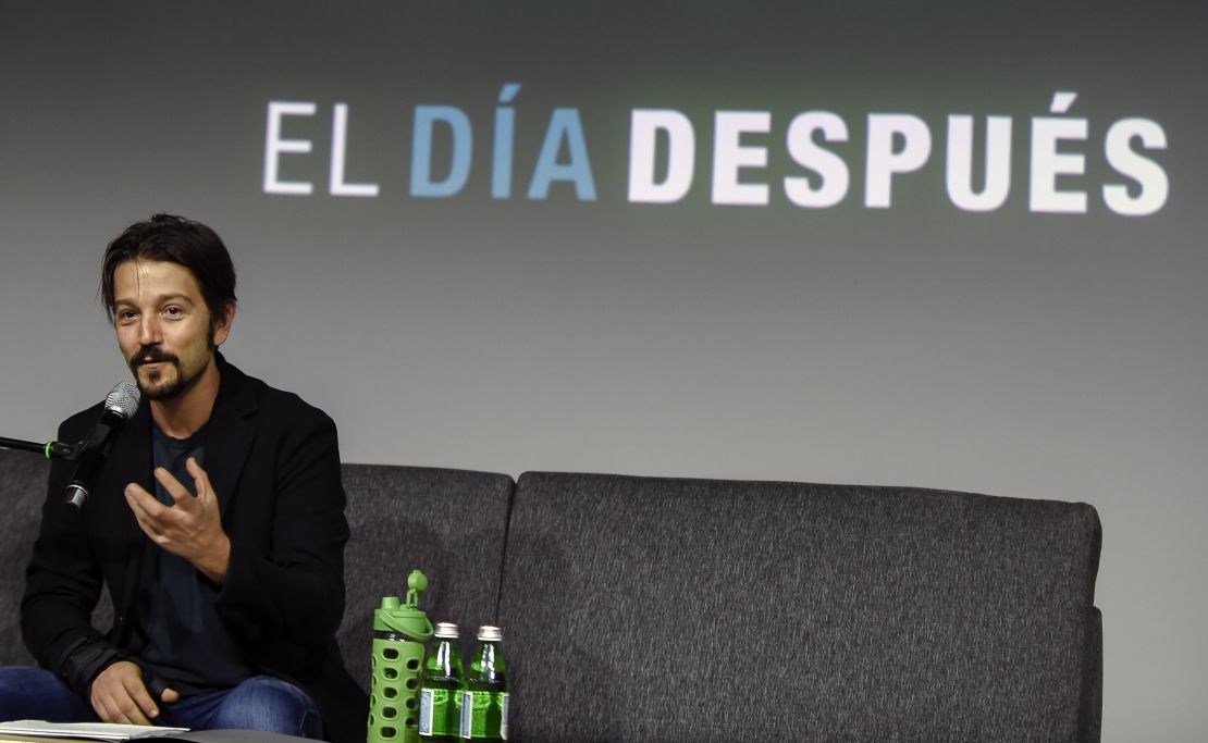 El actor mexicano Diego Luna habla en la presentación del proyecto 'El Día Después', que aglutina a varias personalidades del país ante las elecciones en México.