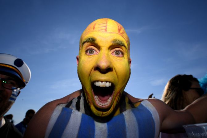 Un hincha con el cuerpo pintado con la bandera de Uruguay se prepara para entrar al estadio. El conjunto charrúa viene animado tras su victoria en su debut.