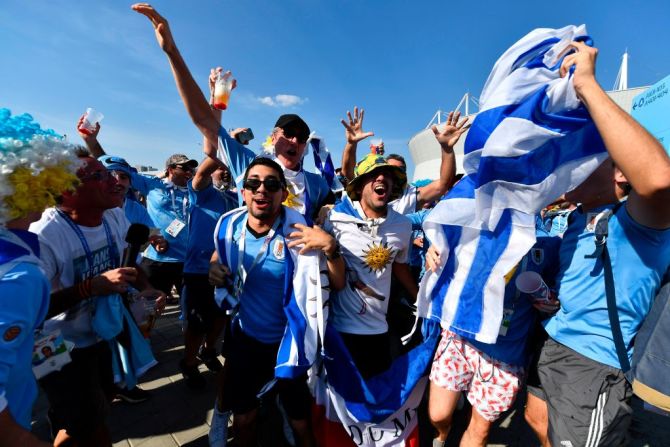 Hinchas de Uruguay celebran el gol de su equipo frente a Arabia Saudita.