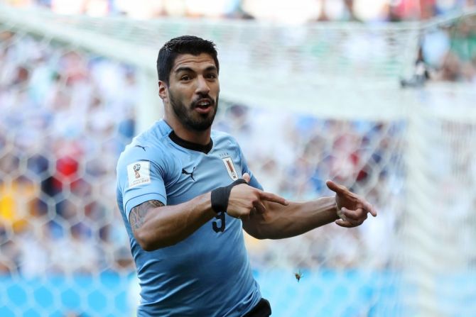 Luis Suárez de Uruguay celebra su anotación al minuto 23.