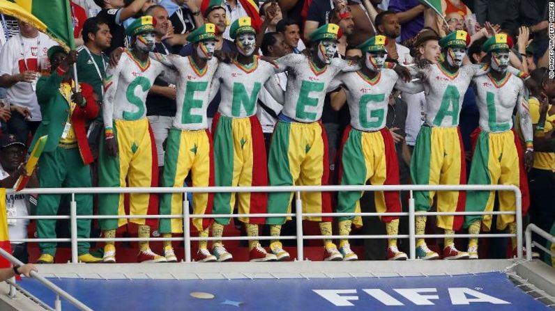 ¡ S E N E G A L ! El equipo africano, virtualmente clasificado hasta antes del partido con Colombia, busca su pase a octavos de final. Y esto lo saben los fanáticos.