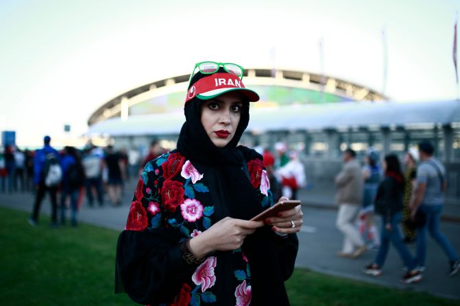 Una fan de Irán a las puertas del estadio en el que su selección se enfrenta con España.