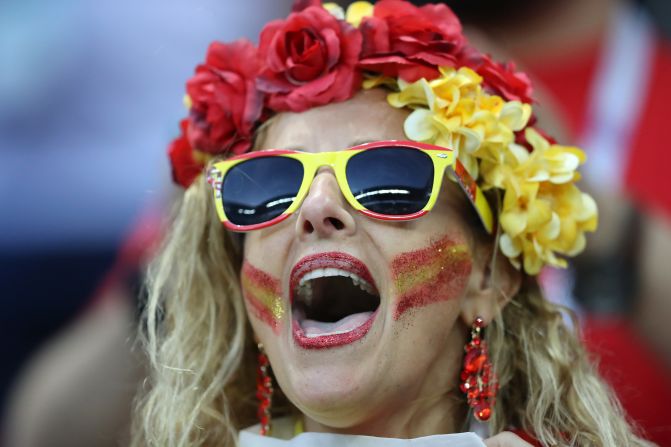 Una mujer apoya a España minutos antes del partido ante Irán.