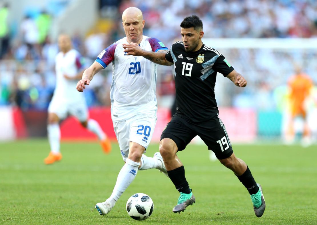 Sergio Agüero (a la derecha), delantero de la selección argentina de fútbol, durante el juego contra Islandia en su primer partido del Mundial de Rusia 2018 el 16 de junio de 2018.