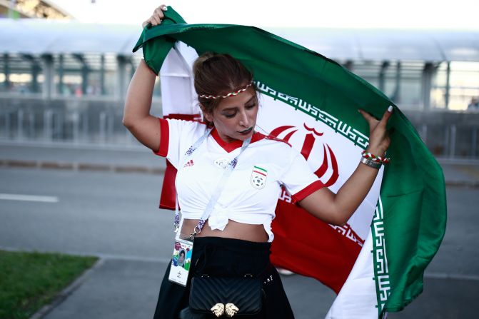 Una fanática de Irán posa delante del estadio en el que la selección se enfrenta a España.