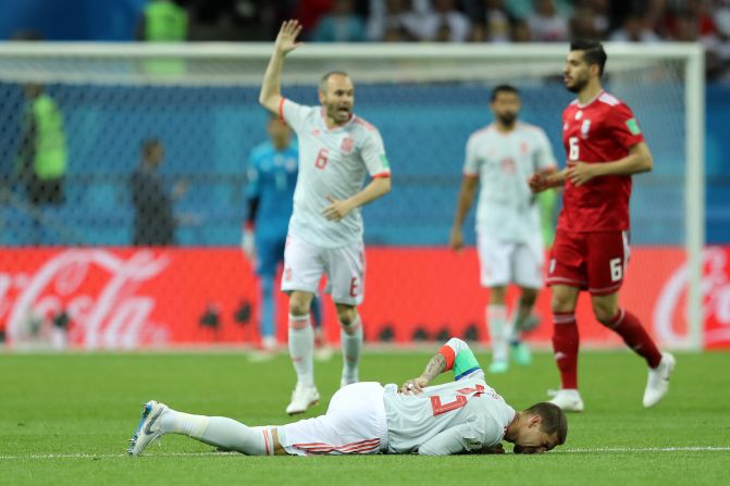 Sergio Ramos, capitán de España, en el suelo con dolor en la espalda durante el partido contra Irán.