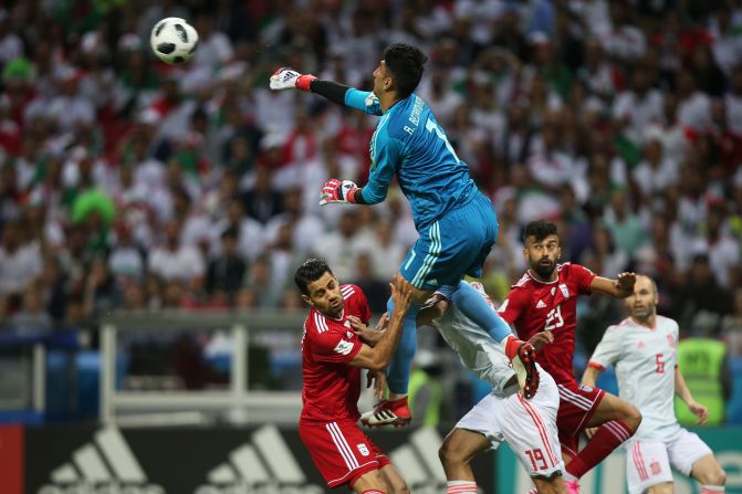 El arquero de Irán, Alireza Beiranvand, para un balón en el partido contra España.