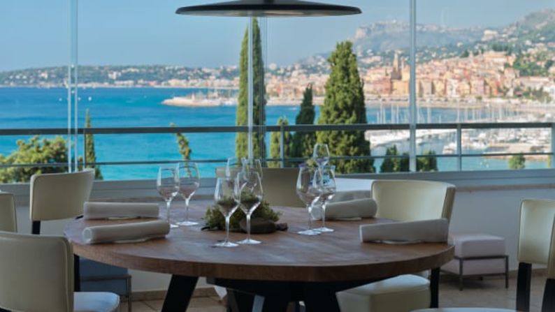 3. Mirazur (Menton, Francia). Este restaurante mediterráneo, dirigido por el chef argentino-italiano Mauro Colagreco, se encuentra en el lado francés de la Riviera, a pocos pasos de la frontera italiana.