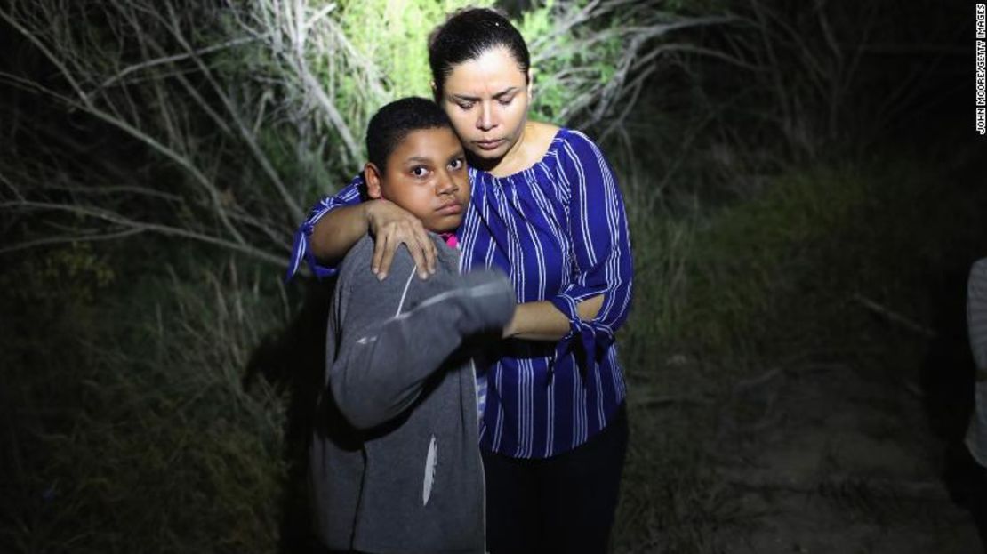 Una madre y un hijo provenientes de Honduras son encontrados en medio de la oscuridad, cerca a la frontera entre México y Estados Unidos en McAllen, Texas. Los solicitantes de asilo cruzaron el Río Grande desde México y se perdieron en el bosque.